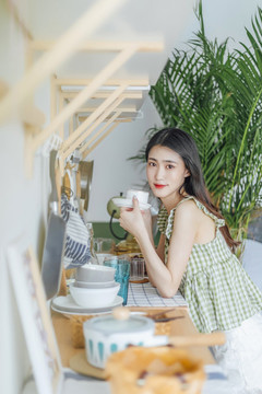 廚房里穿著格子短袖的女孩
