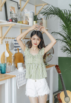 廚房里穿著格子短袖的女孩