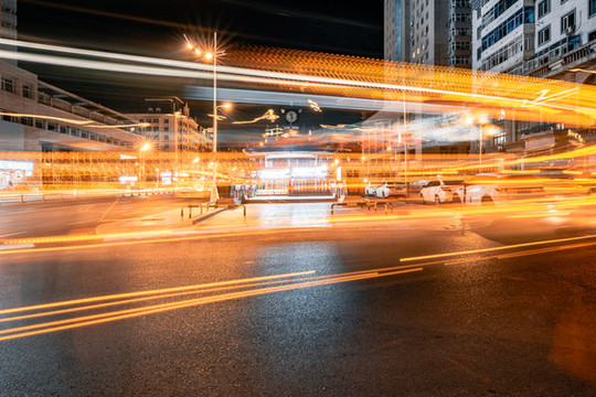 黑龍江省哈爾濱市公交站夜景車軌