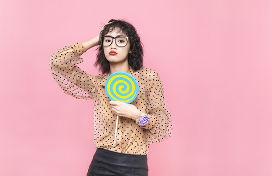 青春靚麗的女性彩色棚拍照