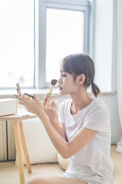 東方女性居家休閑生活