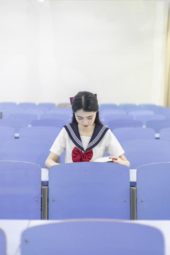 教室里穿著JK制服的女孩