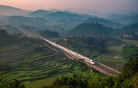 重慶渝貴高鐵行駛的高速動(dòng)車