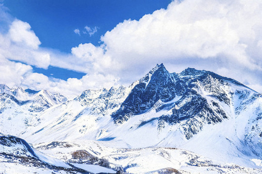 新疆獨(dú)庫(kù)公路冬季雪山風(fēng)光