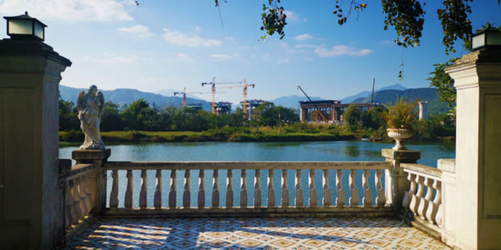 江岸遠(yuǎn)眺