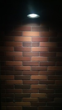 燈光映照墻壁