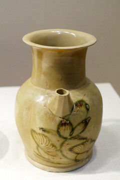 唐代青釉褐綠彩蓮花紋壺