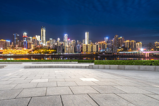道路地面和金融區(qū)建筑夜景