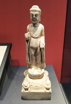 白石佛立像