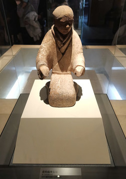 彩繪跽坐女俑