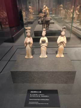 彩繪捧物女立俑
