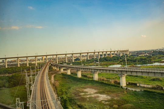 動(dòng)車外的風(fēng)景鐵路大橋