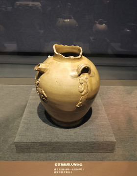 姜黃釉貼塑人物執(zhí)壺