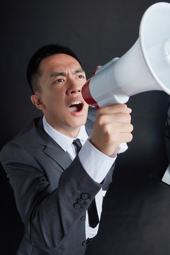 商務人士拿擴音器宣傳好消息