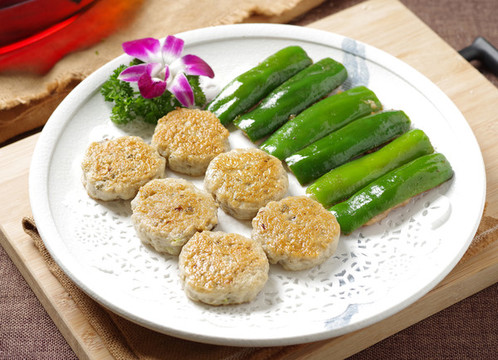 魚餅拼煎釀尖椒