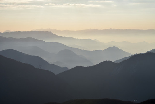 遠(yuǎn)山水墨重巒疊嶂