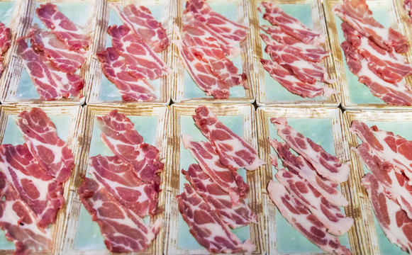 自助餐廳的肉片美食