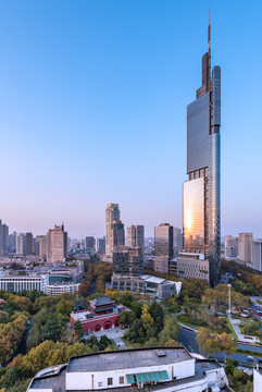 夕陽(yáng)下中國(guó)南京鼓樓與CBD大廈