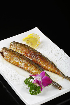 煎秋刀魚(yú)