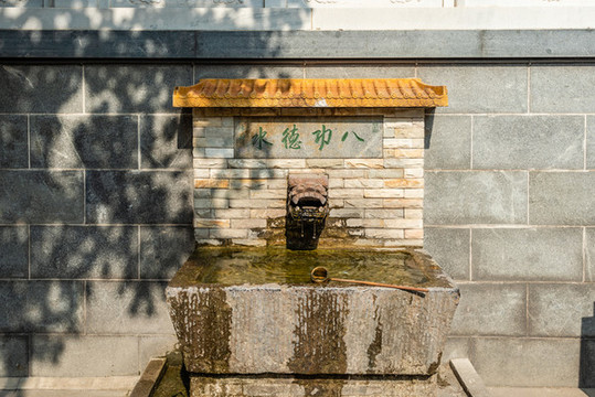 中國南京靈谷寺的水井八功德水