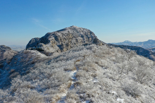 航拍濟(jì)南章丘胡山雪景
