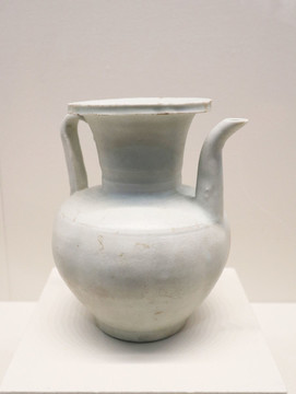 青白釉盤口折肩執(zhí)壺