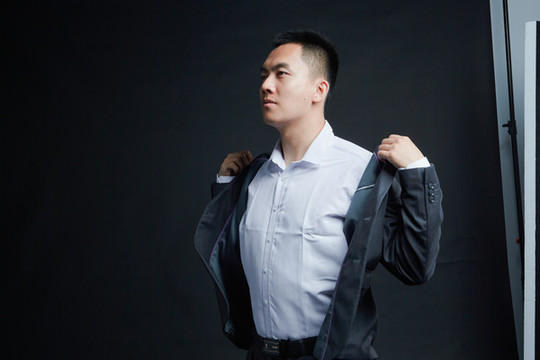 穿西裝男人的帥氣拍照