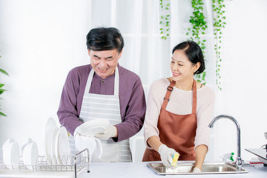 在家清潔廚具的夫妻