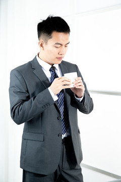 男職員上班喝咖啡