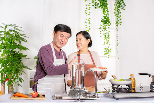 在廚房做飯聊天的恩愛夫妻