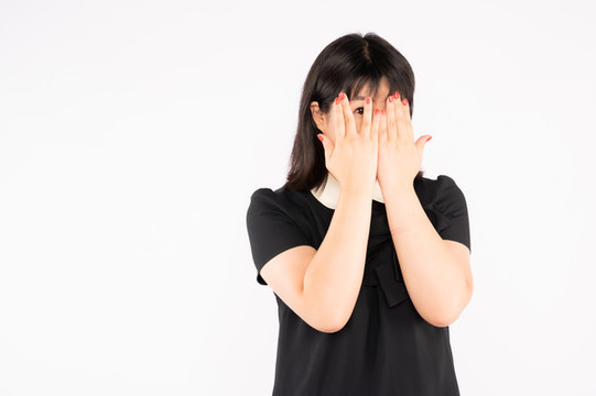 調(diào)皮的女生捂眼偷看