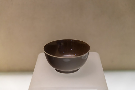 清雍正紫金釉碗