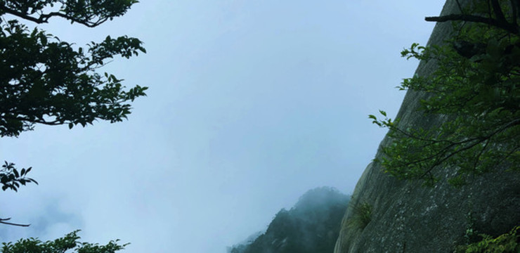 懸崖峭壁高山樹林戶外風景圖片