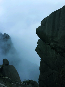 云霧繚繞懸崖峭壁風(fēng)景圖片