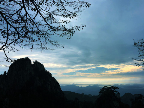 破曉時(shí)分山林風(fēng)景圖片