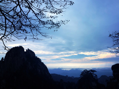 破曉時山林美景圖片