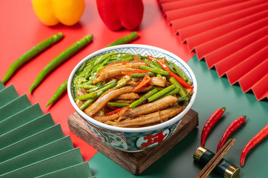 蒜苔炒牛肚擂椒拌飯