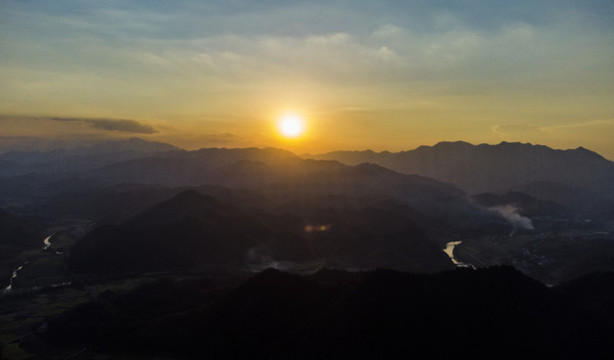 山間日落