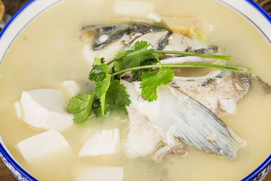魚頭燉豆腐