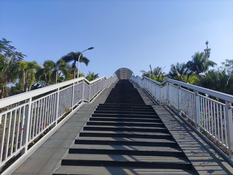 過(guò)街天橋