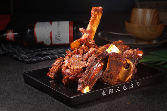 手抓牛骨頭