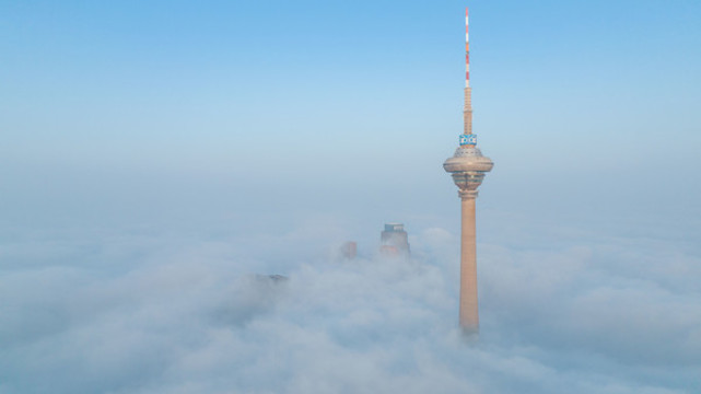 濃霧里的天津城市風(fēng)光美景
