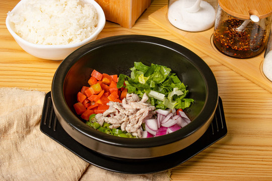 小炒肉絲石鍋拌飯