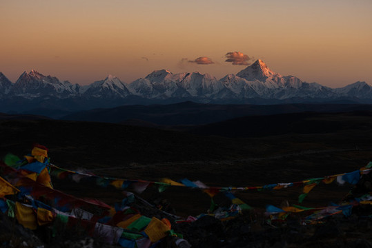 貢嘎神山