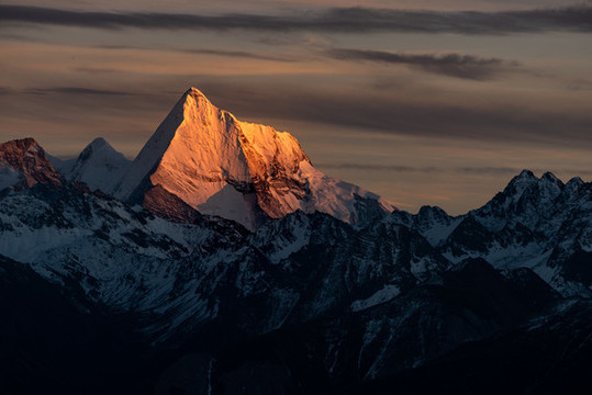 貢嘎神山