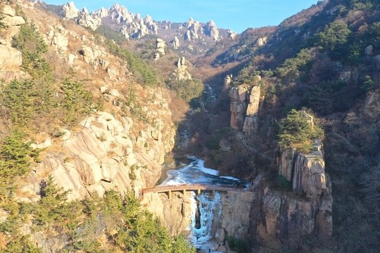 青島嶗山北九水潮音瀑冰瀑