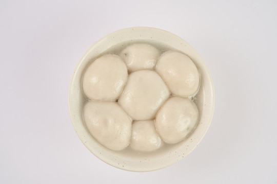 白色背景湯圓