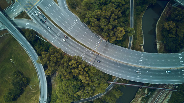 公路叢林空拍照片