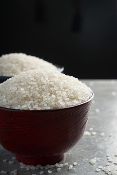 生米滿裝湯碗照片