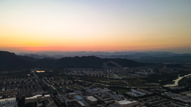 安吉航拍城市市區(qū)云彩晚霞
